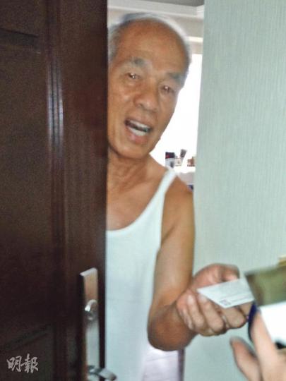 新利控股主要股東梁志漢(圖)日前入稟向張震遠討債逾4000萬元,他在半山白建時道寓所以一身「街坊裝」應門,對訴訟一概不回應。(葉家豪攝)張震遠妻子駱晶瑩(圖)昨在淺水灣寓所應門後表示丈夫現身處內地。她表示不知悉丈夫被追債事宜,着記者向張的秘書查詢。(明報記者攝)張震遠名下公司被入稟追債,他主持的香港商品交易所位於數碼港的辦公室仍有職員辦公,但他們未有透露張的行蹤。(盧翊銘攝) 新利控股主要股東梁志漢(圖)日前入稟向張震遠討債逾4000萬元,他在半山白建時道寓所以一身「街坊裝」應門,對訴訟一概不回應。(葉家豪攝)張震遠妻子駱晶瑩(圖)昨在淺水灣寓所應門後表示丈夫現身處內地。她表示不知悉丈夫被追債事宜,着記者向張的秘書查詢。(明報記者攝)張震遠名下公司被入稟追債,他主持的香港商品交易所位於數碼港的辦公室仍有職員辦公,但他們未有透露張的行蹤。(盧翊銘攝)