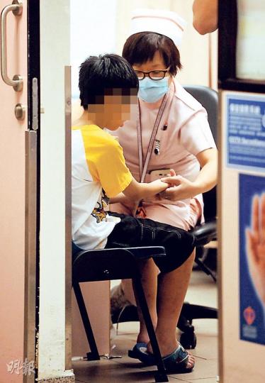 半夜在家畫畫的10歲童,遭母打至頸胸受傷,被送院檢查傷勢。(蔡方山攝)涉虐兒被捕母親其後獲准保釋,中午到醫院欲探望兒子,但未能如願。(雲錦鋒攝) 半夜在家畫畫的10歲童,遭母打至頸胸受傷,被送院檢查傷勢。(蔡方山攝)涉虐兒被捕母親其後獲准保釋,中午到醫院欲探望兒子,但未能如願。(雲錦鋒攝)