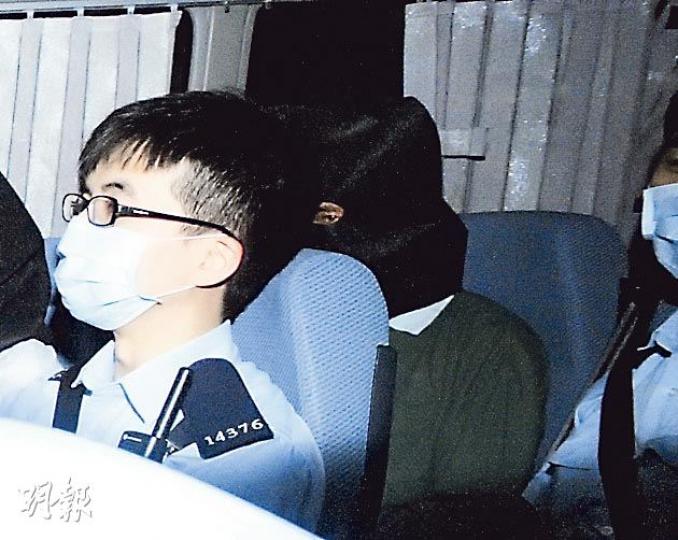 57歲被告曾昭浩昨出庭時頭髮蓬鬆,面容憔悴,其後被黑布笠頭押上囚車載走。(尹錦恩攝) 57歲被告曾昭浩昨出庭時頭髮蓬鬆,面容憔悴,其後被黑布笠頭押上囚車載走。(尹錦恩攝)