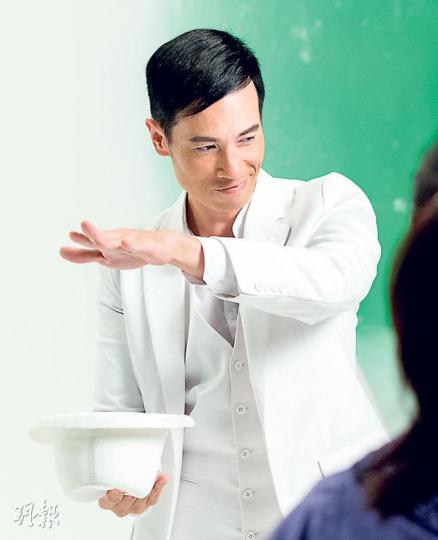 陳豪以魔術變出不同口味月餅,甚有新意。(攝影/記者:葉靜文) 陳豪以魔術變出不同口味月餅,甚有新意。(攝影/記者:葉靜文)