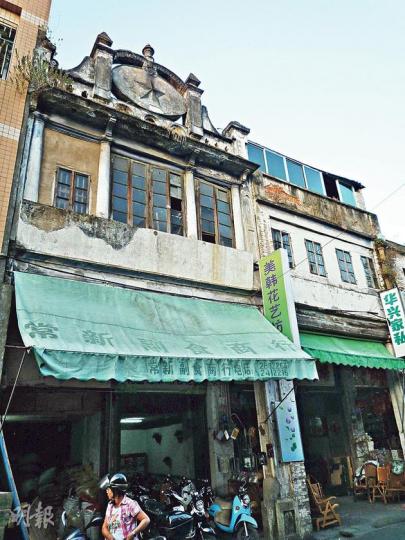 水東東路的樓頂蓋了大石牌,雖陳舊卻不失氣勢。(水京攝)古老的金帶街今天變成了古玩一條街。(水京攝)水東西路上已有重建好的仿古房子。(水京攝)金帶街的中段還保留着一些老屋。(水京攝)90後可能從未見過以人手彈棉花來製造棉被。(水京攝)紅燈籠在灰黑的舊街上格外顯眼。(水京攝)在金帶街旁的叮咚巷,現在已聽不到叮咚聲。(水京攝)黃氏書室現已被改為東江民俗文物館。(水京攝)分隔書室前後兩部分的大木門。(水京攝)書室的偏廳依然保留了一份書卷味。(水京攝)扼守着西枝江出口的合江樓。(水京攝)合江樓旁邊是東江南 水東東路的樓頂蓋了大石牌,雖陳舊卻不失氣勢。(水京攝)古老的金帶街今天變成了古玩一條街。(水京攝)水東西路上已有重建好的仿古房子。(水京攝)金帶街的中段還保留着一些老屋。(水京攝)90後可能從未見過以人手彈棉花來製造棉被。(水京攝)紅燈籠在灰黑的舊街上格外顯眼。(水京攝)在金帶街旁的叮咚巷,現在已聽不到叮咚聲。(水京攝)黃氏書室現已被改為東江民俗文物館。(水京攝)分隔書室前後兩部分的大木門。(水京攝)書室的偏廳依然保留了一份書卷味。(水京攝)扼守着西枝江出口的合江樓。(水京攝)合江樓旁邊是東江南