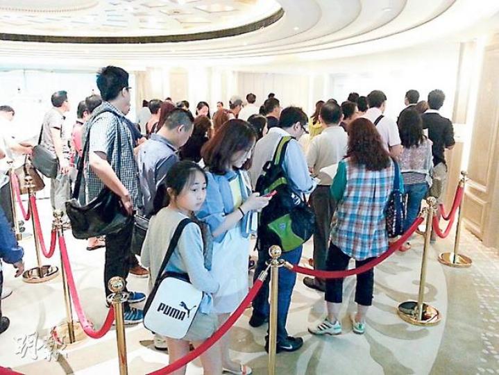 一手新例生效逾3個月以來,信置只售出6個住宅單位,但昨天單日卻售逾400個車位,銷售表現跑贏同系住宅同期銷情;圖為車位發售處昨午的熱鬧情况。(林可為攝) 一手新例生效逾3個月以來,信置只售出6個住宅單位,但昨天單日卻售逾400個車位,銷售表現跑贏同系住宅同期銷情;圖為車位發售處昨午的熱鬧情况。(林可為攝)