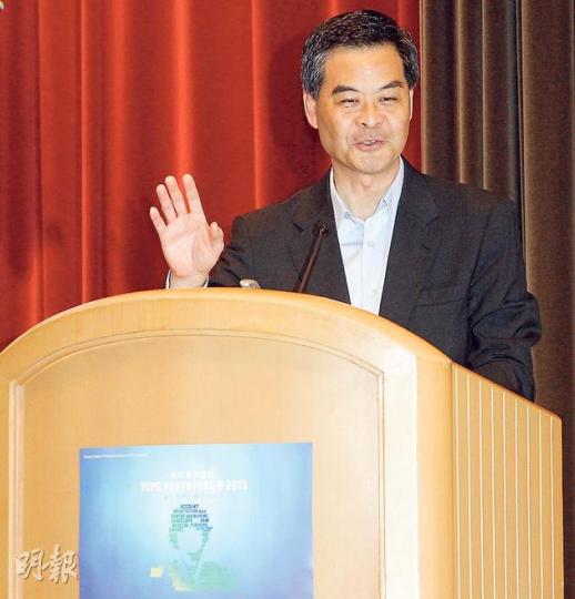 發展局前政治助理何建宗被揭上任前把新界東北土地利益轉移予家人,上任後並無申報,因而辭職。特首梁振英(圖)昨表示,何建宗與發展局長陳茂波情况不同,後者有按申報制度作申報。(李紹昌攝)公民黨代表昨日遊行到政府總部,要求發展局長陳茂波辭職。公民黨立法會議員郭家麒表示,前發展局政助何建宗因家族持有古洞土地但沒向特首報告而辭職,是負責任的做法,但同樣涉及新界東北土地利益的陳茂波卻不辭職。(李紹昌攝) 發展局前政治助理何建宗被揭上任前把新界東北土地利益轉移予家人,上任後並無申報,因而辭職。特首梁振英(圖)昨表示,何建宗與發展局長陳茂波情况不同,後者有按申報制度作申報。(李紹昌攝)公民黨代表昨日遊行到政府總部,要求發展局長陳茂波辭職。公民黨立法會議員郭家麒表示,前發展局政助何建宗因家族持有古洞土地但沒向特首報告而辭職,是負責任的做法,但同樣涉及新界東北土地利益的陳茂波卻不辭職。(李紹昌攝)