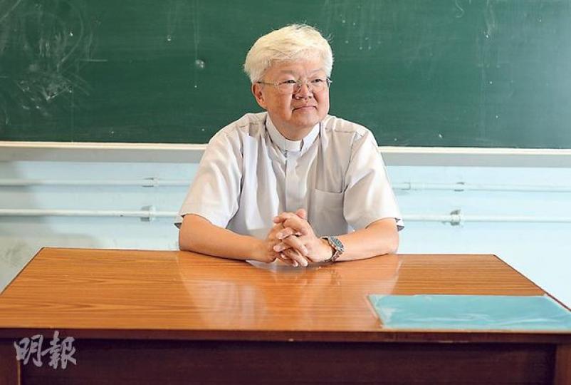 教師林慧思因粗言罵警而被批評是壞榜樣,羅國輝神父說﹕「佢已經道歉,仲想點呀?」他希望林老師保持做教師應有的正義感,輿論亦不要再批判她個人,文革式的清算更為不該,「貼大字報、文革式對某人清算,比起一句憤慨嘅說話,對社會遺害更大!」(盧翊銘攝) 教師林慧思因粗言罵警而被批評是壞榜樣,羅國輝神父說﹕「佢已經道歉,仲想點呀?」他希望林老師保持做教師應有的正義感,輿論亦不要再批判她個人,文革式的清算更為不該,「貼大字報、文革式對某人清算,比起一句憤慨嘅說話,對社會遺害更大!」(盧翊銘攝)