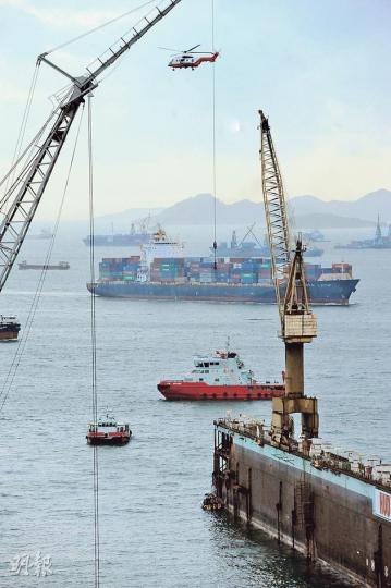 政府飛行服務隊直升機及消防船在事發海面海空搜索翻船的失蹤者。(樊銳昌攝)姓張舵手送院時已陷昏迷,救護員不斷為他做心外壓急救。(林智傑攝)姓黃老翁救起時已面無血色,送院搶救後不治。(林智傑攝) 政府飛行服務隊直升機及消防船在事發海面海空搜索翻船的失蹤者。(樊銳昌攝)姓張舵手送院時已陷昏迷,救護員不斷為他做心外壓急救。(林智傑攝)姓黃老翁救起時已面無血色,送院搶救後不治。(林智傑攝)