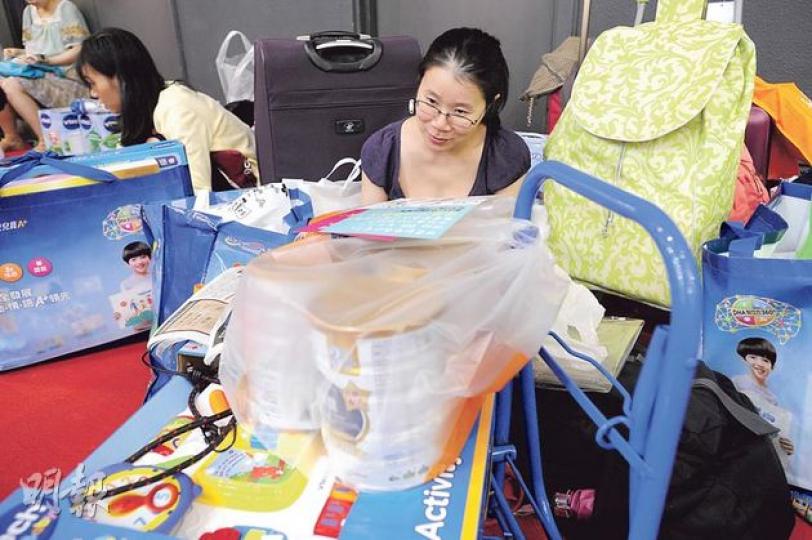 國際嬰兒、兒童博覽昨第二天舉行,來自深圳的吳女士表示,其6個月大的寶寶自出生起一直飲用香港奶粉,今次專程來港搶購奶粉,她昨獨自守着放在膠袋內的7罐奶粉,並已請朋友幫忙運回內地。(尹錦恩攝)昨日的國際嬰兒、兒童用品博覽內,有不少內地客搶購嬰兒用品。包先生(左)由廣州來港買尿片及嬰兒用品,昨日在場內花了兩三萬元。(尹錦恩攝) 國際嬰兒、兒童博覽昨第二天舉行,來自深圳的吳女士表示,其6個月大的寶寶自出生起一直飲用香港奶粉,今次專程來港搶購奶粉,她昨獨自守着放在膠袋內的7罐奶粉,並已請朋友幫忙運回內地。(尹錦恩攝)昨日的國際嬰兒、兒童用品博覽內,有不少內地客搶購嬰兒用品。包先生(左)由廣州來港買尿片及嬰兒用品,昨日在場內花了兩三萬元。(尹錦恩攝)