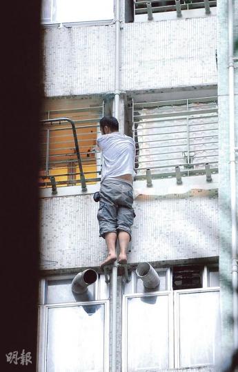 在寓所16樓外牆爬煤氣喉滋擾鄰居的鍾姓男子,最終因跣腳墮樓死亡。(蔡方山攝) 在寓所16樓外牆爬煤氣喉滋擾鄰居的鍾姓男子,最終因跣腳墮樓死亡。(蔡方山攝)