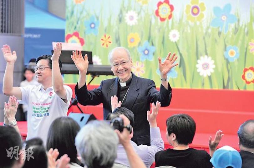 天主教香港教區主教湯漢樞機(右)昨出席香港數碼廣播的《永不放棄同學仔》畢業禮,為學生頒發畢業證書,但他以趕時間為由,未有回應傳媒有關發展局長陳茂波的提問。(尹錦恩攝) 天主教香港教區主教湯漢樞機(右)昨出席香港數碼廣播的《永不放棄同學仔》畢業禮,為學生頒發畢業證書,但他以趕時間為由,未有回應傳媒有關發展局長陳茂波的提問。(尹錦恩攝)