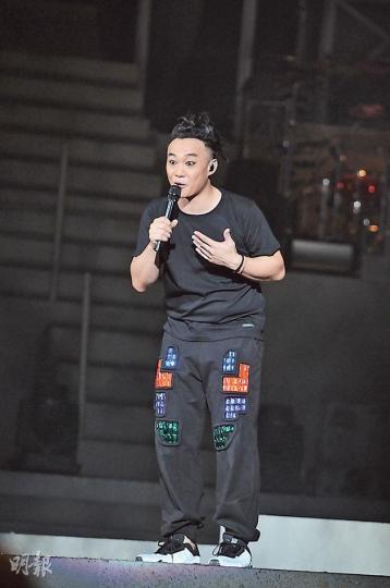 陳奕迅自覺不受尊重,即場向觀眾訓話。(攝影﹕孫華中)陳奕迅不滿自己跟歌迷中間隔着一部手機,表示以後就這樣溝通。(攝影﹕孫華中)陳奕迅不滿歌迷只顧用手機拍照,對住他們做出「差」的手勢。(攝影﹕孫華中)前晚情緒高漲的陳奕迅,在觀眾面前表演蜈蚣彈。(攝影﹕孫華中)陳奕迅十分興奮,伏在台邊跟台下歌迷握手,非常危險﹗(攝影﹕孫華中) 陳奕迅自覺不受尊重,即場向觀眾訓話。(攝影﹕孫華中)陳奕迅不滿自己跟歌迷中間隔着一部手機,表示以後就這樣溝通。(攝影﹕孫華中)陳奕迅不滿歌迷只顧用手機拍照,對住他們做出「差」的手勢。(攝影﹕孫華中)前晚情緒高漲的陳奕迅,在觀眾面前表演蜈蚣彈。(攝影﹕孫華中)陳奕迅十分興奮,伏在台邊跟台下歌迷握手,非常危險﹗(攝影﹕孫華中)