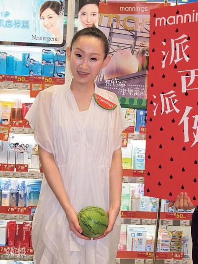 王菀之在長沙灣派西瓜,開心透露已有男友。(攝影/記者﹕柯美) 王菀之在長沙灣派西瓜,開心透露已有男友。(攝影/記者﹕柯美)
