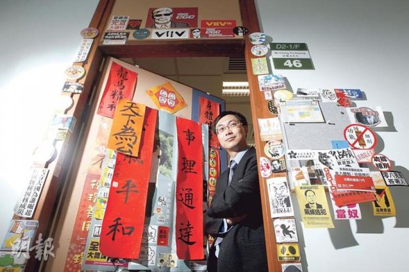 人權達人莊耀洸(李澤彤攝)清一色的呆板辦公室走廊上,一眼就能瞥見莊耀洸的房間。那馬賽克般的貼紙門框,加起來是數十年的歷史迹墨。莊耀洸自中學時已投身社會運動,所有有關民主、社運的紀念品,包括貼紙、海報、T恤,就連集會時人們接過便丟一旁的大會單張,他都細細珍藏,儲了過百種。每談到這些收藏,他就喜形於色,彷彿看見歷史的身影,翻過歲月的跌宕起伏,朝他這個老朋友問好。 (李澤彤攝) 人權達人莊耀洸(李澤彤攝)清一色的呆板辦公室走廊上,一眼就能瞥見莊耀洸的房間。那馬賽克般的貼紙門框,加起來是數十年的歷史迹墨。莊耀洸自中學時已投身社會運動,所有有關民主、社運的紀念品,包括貼紙、海報、T恤,就連集會時人們接過便丟一旁的大會單張,他都細細珍藏,儲了過百種。每談到這些收藏,他就喜形於色,彷彿看見歷史的身影,翻過歲月的跌宕起伏,朝他這個老朋友問好。 (李澤彤攝)