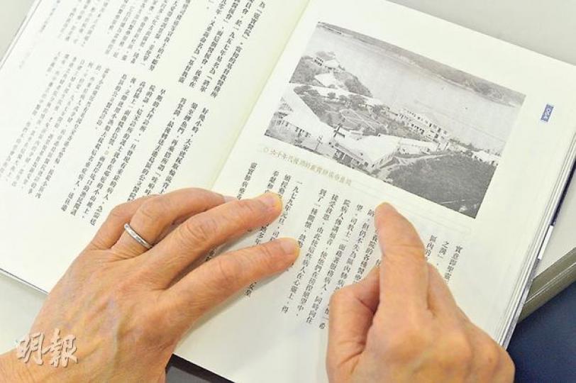 60年代的靈實醫院(鄧宗弘攝)靈實醫院最早期的幾間石棉瓦頂平房,溫黛襲港時把屋頂都吹起了,病房被褥盡濕;黃姑娘性格堅毅,不怕風雨,有同工受不住蚊叮蟲咬而辭職,她都適應下來。本來光禿禿的山頭,樹木都是醫院成員親手種的,現已綠樹成蔭。(鄧宗弘攝)黃茵若姑娘(鄧宗弘攝)舊警署(鄧宗弘攝)碉堡(鄧宗弘攝)碉堡外望(鄧宗弘攝)計超(圖)指示石上的題字。(鄧宗弘攝)(明報製圖) 60年代的靈實醫院(鄧宗弘攝)靈實醫院最早期的幾間石棉瓦頂平房,溫黛襲港時把屋頂都吹起了,病房被褥盡濕;黃姑娘性格堅毅,不怕風雨,有同工受不住蚊叮蟲咬而辭職,她都適應下來。本來光禿禿的山頭,樹木都是醫院成員親手種的,現已綠樹成蔭。(鄧宗弘攝)黃茵若姑娘(鄧宗弘攝)舊警署(鄧宗弘攝)碉堡(鄧宗弘攝)碉堡外望(鄧宗弘攝)計超(圖)指示石上的題字。(鄧宗弘攝)(明報製圖)