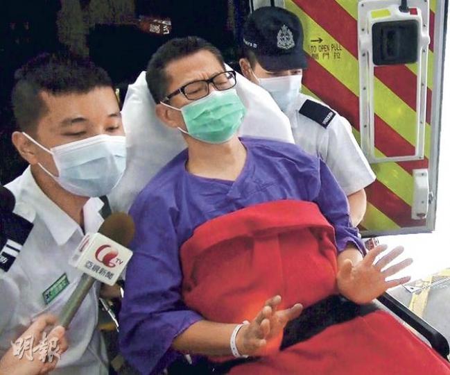 陳茂波撞車後被送到律敦治醫院,其妻許步明趕至,並陪同丈夫由救護車轉送瑪麗醫院,抵瑪麗時有記者問他健康情况、駕駛前有否飲酒等,戴上口罩及穿病人袍的陳茂波面帶倦容,只攤開雙手,並無回應。(林智傑攝)陳茂波昨晚自行步出醫院出院,稱醫生原建議他留院一晚觀察,但他在醫院數小時內感到無大礙,決定出院休息,若無不適今日會上班。其身旁兩人為政府新聞處人員。(伍浦鋒攝)陳茂波妻子許步明昨在丈夫撞車後,曾趕到現場並陪同陳茂波到律敦治及瑪麗醫院。圖為她在律敦治被大批傳媒查詢陳的健康狀况。(林智傑攝)譚姓的士司機報稱頸 陳茂波撞車後被送到律敦治醫院,其妻許步明趕至,並陪同丈夫由救護車轉送瑪麗醫院,抵瑪麗時有記者問他健康情况、駕駛前有否飲酒等,戴上口罩及穿病人袍的陳茂波面帶倦容,只攤開雙手,並無回應。(林智傑攝)陳茂波昨晚自行步出醫院出院,稱醫生原建議他留院一晚觀察,但他在醫院數小時內感到無大礙,決定出院休息,若無不適今日會上班。其身旁兩人為政府新聞處人員。(伍浦鋒攝)陳茂波妻子許步明昨在丈夫撞車後,曾趕到現場並陪同陳茂波到律敦治及瑪麗醫院。圖為她在律敦治被大批傳媒查詢陳的健康狀况。(林智傑攝)譚姓的士司機報稱頸