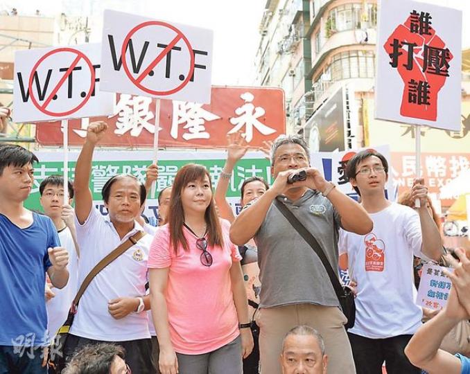 在6月底退休前休假的警司劉達強(右二持咪者),昨日出席家長聯盟撐警員的集會,他表示反對粗口文化入侵校園。對於是否涉違反「警務人員應經常避免參與政治活動」的條文,他不願回應。右三粉紅衣者為發起今次活動的家長聯會會長李偲嫣。(盧翊銘攝)愛護香港力量召集人陳淨心(前右二)昨現身旺角行人專用區時,被現場聲援林慧思的人喝倒采,最後要警員護送離開。(鄧宗弘攝) 在6月底退休前休假的警司劉達強(右二持咪者),昨日出席家長聯盟撐警員的集會,他表示反對粗口文化入侵校園。對於是否涉違反「警務人員應經常避免參與政治活動」的條文,他不願回應。右三粉紅衣者為發起今次活動的家長聯會會長李偲嫣。(盧翊銘攝)愛護香港力量召集人陳淨心(前右二)昨現身旺角行人專用區時,被現場聲援林慧思的人喝倒采,最後要警員護送離開。(鄧宗弘攝)