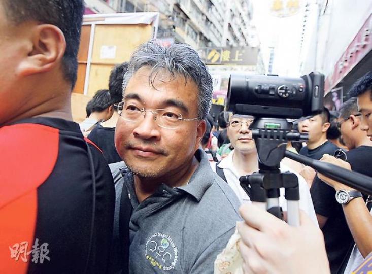 開始退休前休假嘅警司劉達強噚日出席旺角集會,指不能接受粗口文化,佢無回應自己上台發言有無影響警隊政治中立。(李澤彤攝)(明報製圖) 開始退休前休假嘅警司劉達強噚日出席旺角集會,指不能接受粗口文化,佢無回應自己上台發言有無影響警隊政治中立。(李澤彤攝)(明報製圖)
