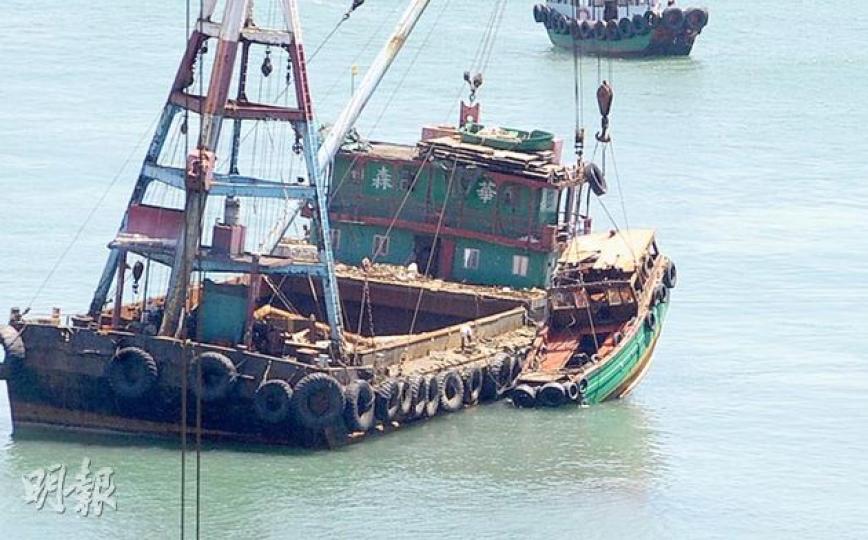 躉船將沉沒的木船打撈出海面,送走交海事處檢驗。(衛永康攝) 躉船將沉沒的木船打撈出海面,送走交海事處檢驗。(衛永康攝)