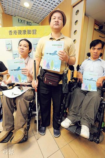 肢體殘障的李子瑜(左)在飛機如廁時曾因洗手間狹窄而不能關門。視障人士葉雲龍(中)和肢體殘障人士羅偉祥(右一)曾被拒登機。(尹錦恩攝) 肢體殘障的李子瑜(左)在飛機如廁時曾因洗手間狹窄而不能關門。視障人士葉雲龍(中)和肢體殘障人士羅偉祥(右一)曾被拒登機。(尹錦恩攝)