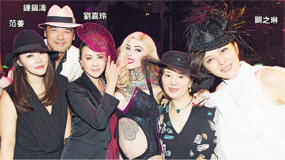 劉嘉玲、鍾鎮濤、范姜、關之琳與友人,跟Taboo吞劍紋身女郎 Lucky Hell合照留念。(攝影/記者:葉靜文) 劉嘉玲、鍾鎮濤、范姜、關之琳與友人,跟Taboo吞劍紋身女郎 Lucky Hell合照留念。(攝影/記者:葉靜文)