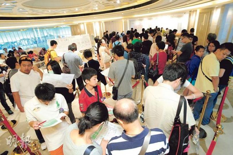 信置變陣推售旗下奧運站柏景灣及帝柏海灣車位,兩日共沽近700個,佔734個可售車位九成多,估計套現逾8億元。(尹錦恩攝) 信置變陣推售旗下奧運站柏景灣及帝柏海灣車位,兩日共沽近700個,佔734個可售車位九成多,估計套現逾8億元。(尹錦恩攝)