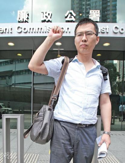 獨立調查人李建軍,昨午到廉政公署舉報華潤集團董事長宋林涉貪。(林俊源攝)提出訴訟的6名華潤電力小股東昨日沒有出席聆訊,代表他們的律師陳若劍表示,不希望案件拖得太久。圖為組織小股東興訟的和君創業首席合伙人李肅。(林俊源攝) 獨立調查人李建軍,昨午到廉政公署舉報華潤集團董事長宋林涉貪。(林俊源攝)提出訴訟的6名華潤電力小股東昨日沒有出席聆訊,代表他們的律師陳若劍表示,不希望案件拖得太久。圖為組織小股東興訟的和君創業首席合伙人李肅。(林俊源攝)