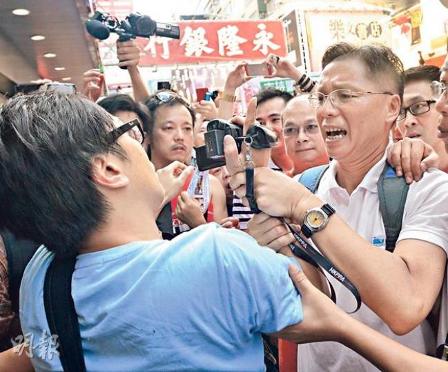 本報攝記鄧宗弘周日到旺角採訪時遇到阻撓,其中不斷被一名白衣男子以手擋着相機(詳見另圖)。鄧宗弘目睹《壹週刊》攝記羅國輝(左)以攝錄機拍攝期間,也曾被該白衣男子(右)擋在正前方及捉着其手臂,企圖令他無法繼續拍攝。(鄧宗弘攝)本報攝影記者鄧宗弘昨早11時往旺角警署報案,指前日在旺角行人專用區採訪時遇到阻撓,其間被襲。(尹錦恩攝)(明報製圖)攝記鄧宗弘離開商店閘門位置後,再被數人推向山東街方向,其間感到右前腿被人踢了兩至三下,當鄧向前望時,見到一名紅衣男子正面向他。不過,鄧宗弘不知道是誰踢他。圖為鄧宗 本報攝記鄧宗弘周日到旺角採訪時遇到阻撓,其中不斷被一名白衣男子以手擋着相機(詳見另圖)。鄧宗弘目睹《壹週刊》攝記羅國輝(左)以攝錄機拍攝期間,也曾被該白衣男子(右)擋在正前方及捉着其手臂,企圖令他無法繼續拍攝。(鄧宗弘攝)本報攝影記者鄧宗弘昨早11時往旺角警署報案,指前日在旺角行人專用區採訪時遇到阻撓,其間被襲。(尹錦恩攝)(明報製圖)攝記鄧宗弘離開商店閘門位置後,再被數人推向山東街方向,其間感到右前腿被人踢了兩至三下,當鄧向前望時,見到一名紅衣男子正面向他。不過,鄧宗弘不知道是誰踢他。圖為鄧宗