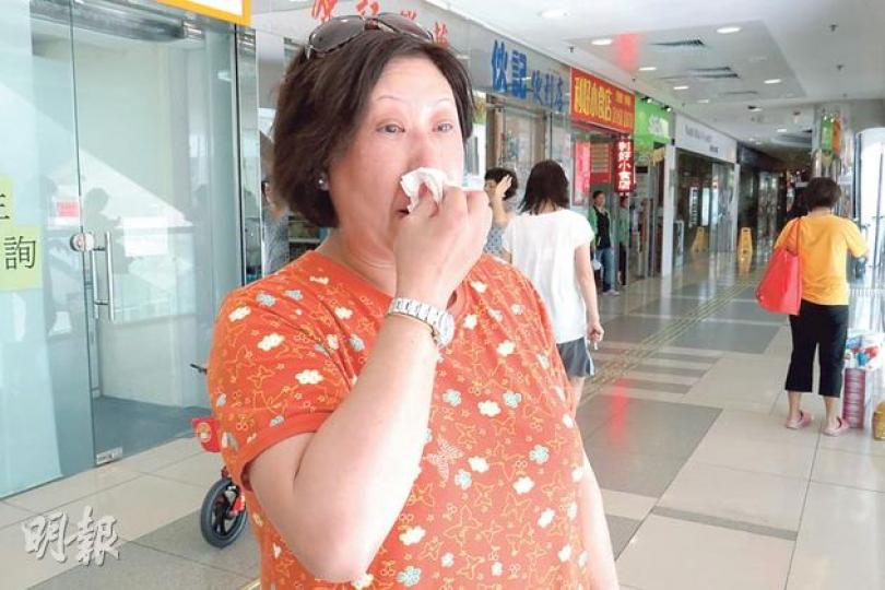 曾與死者呂sir共事的退休女警何太,聽到消息後十分難過,傷心落淚。(易淑麗攝) 曾與死者呂sir共事的退休女警何太,聽到消息後十分難過,傷心落淚。(易淑麗攝)