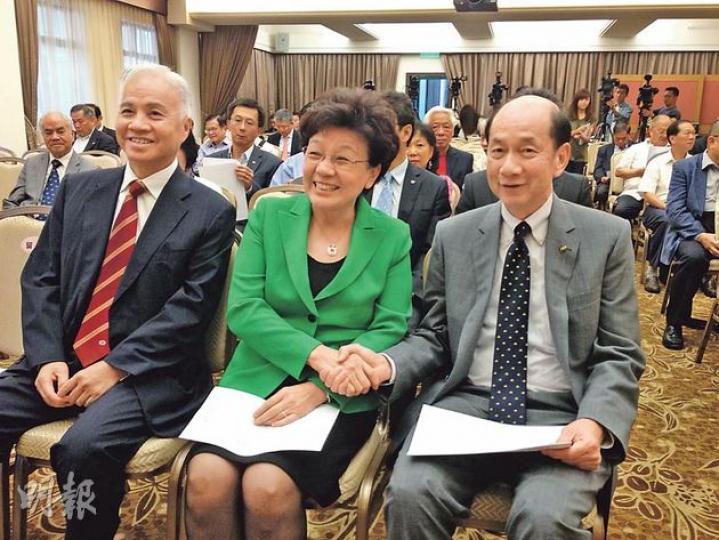 中華總商會會長楊釗(左起)、中聯辦副主任殷曉靜、工業總會會長劉展灝噚日一齊出席工商界國慶籌委會活動。(何曉勤攝) 中華總商會會長楊釗(左起)、中聯辦副主任殷曉靜、工業總會會長劉展灝噚日一齊出席工商界國慶籌委會活動。(何曉勤攝)