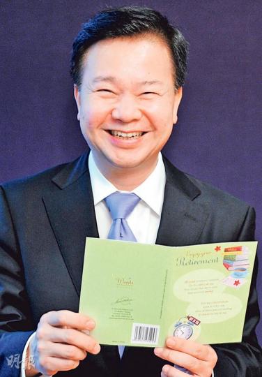 鄧甘滿退休在即,攞住張媒體送畀佢嘅心意卡,開心到不得了。(尹錦恩攝) 鄧甘滿退休在即,攞住張媒體送畀佢嘅心意卡,開心到不得了。(尹錦恩攝)