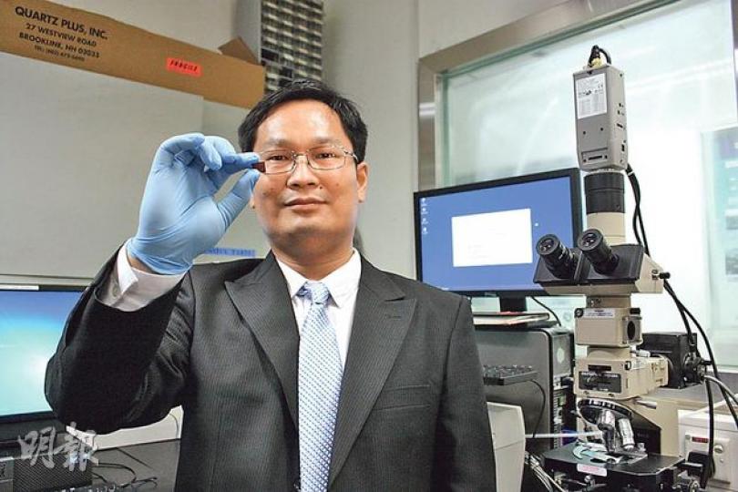城大物理及材料科學系助理教授陳獻峰展示只有「一毫子」大小的納米針陣列,相信可以促進基因治療,為皮膚病病患帶來新希望。(洪寶瑩攝) 城大物理及材料科學系助理教授陳獻峰展示只有「一毫子」大小的納米針陣列,相信可以促進基因治療,為皮膚病病患帶來新希望。(洪寶瑩攝)