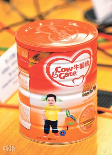 牛欄牌回收兩個批次供1至3歲兒童食用的幼兒助長奶粉。進口商為達能嬰幼兒營養品香港有限公司(Danone Baby Nutrition (HK) Limited),包裝900克,來源地新西蘭,編號3178/3179,最佳食用期限為2015年6月27日/2015年6月28日。(盧翊銘攝) 牛欄牌回收兩個批次供1至3歲兒童食用的幼兒助長奶粉。進口商為達能嬰幼兒營養品香港有限公司(Danone Baby Nutrition (HK) Limited),包裝900克,來源地新西蘭,編號3178/3179,最佳食用期限為2015年6月27日/2015年6月28日。(盧翊銘攝)
