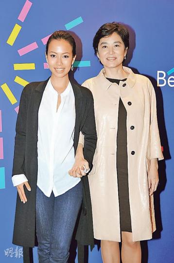 林青霞(右)與繼女邢嘉倩(左)感情要好,青霞更表示比親生還要親。(攝影﹕娛樂組) 林青霞(右)與繼女邢嘉倩(左)感情要好,青霞更表示比親生還要親。(攝影﹕娛樂組)