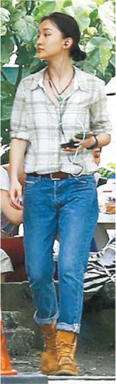 周迅經常在片場戴着耳機,是因為想熟習廣東話的語調。(攝影﹕娛樂組) 周迅經常在片場戴着耳機,是因為想熟習廣東話的語調。(攝影﹕娛樂組)