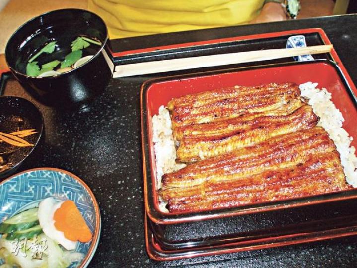 雖然天然鰻魚愈來愈少,但養殖鰻魚在「職人」手中也能造出同樣美味的鰻魚飯。(伊藤瑪美攝) 雖然天然鰻魚愈來愈少,但養殖鰻魚在「職人」手中也能造出同樣美味的鰻魚飯。(伊藤瑪美攝)