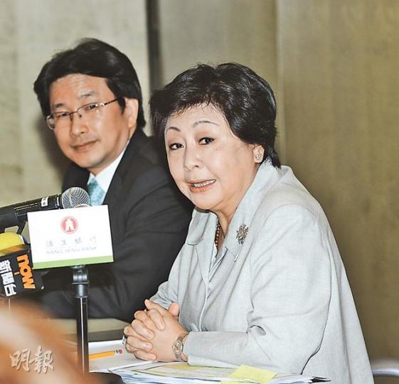 恒生副董事長兼行政總裁李慧敏(右)指出,正優化及擴展新界區分行網絡,並延長部分分行在周六下午的營業時間。圖左為財務總監梁永樂。(陳淑安攝) 恒生副董事長兼行政總裁李慧敏(右)指出,正優化及擴展新界區分行網絡,並延長部分分行在周六下午的營業時間。圖左為財務總監梁永樂。(陳淑安攝)