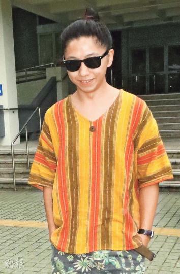 涉於碼頭工潮期間傷及保安員的郭偉豪,原被控一項普通襲擊罪,昨獲准自簽守行為。他穿色彩鮮艷的上衣及拖鞋上庭,離庭時拒絕接受採訪。(陳倢朗攝) 涉於碼頭工潮期間傷及保安員的郭偉豪,原被控一項普通襲擊罪,昨獲准自簽守行為。他穿色彩鮮艷的上衣及拖鞋上庭,離庭時拒絕接受採訪。(陳倢朗攝)
