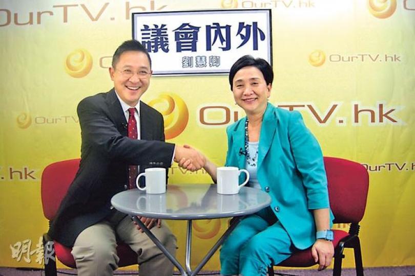 立法會秘書長陳維安(左)噚日接受劉慧卿(右)訪問,透露佢去完一行禪師嘅禪修營就開始食齋。(林景輝攝) 立法會秘書長陳維安(左)噚日接受劉慧卿(右)訪問,透露佢去完一行禪師嘅禪修營就開始食齋。(林景輝攝)