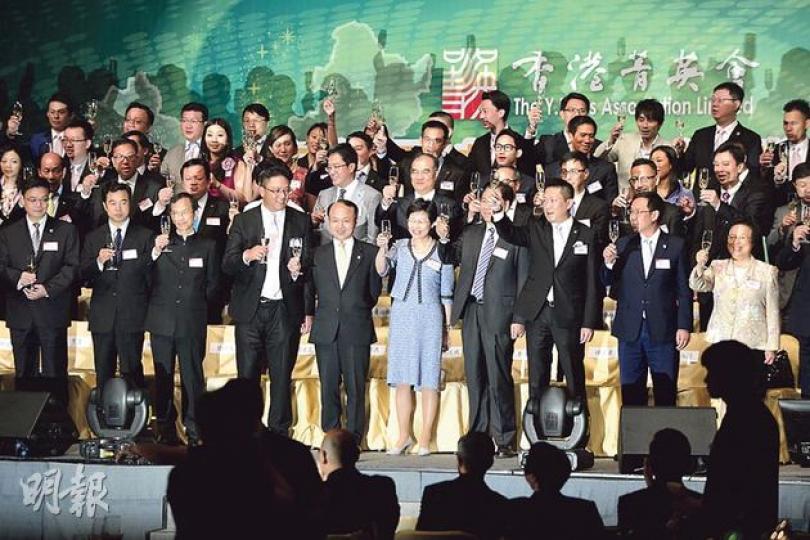 政務司長林鄭月娥（前排右三）同中聯辦副主任王志民（前排右四）噚日出席菁英會第6屆執委會就職禮，新任主席梁宏正（前排左三）話佢哋9月將舉辦第4屆博鰲青年論壇，邀請咗中國銀監會前主席劉明康出席。（鄧宗弘攝）