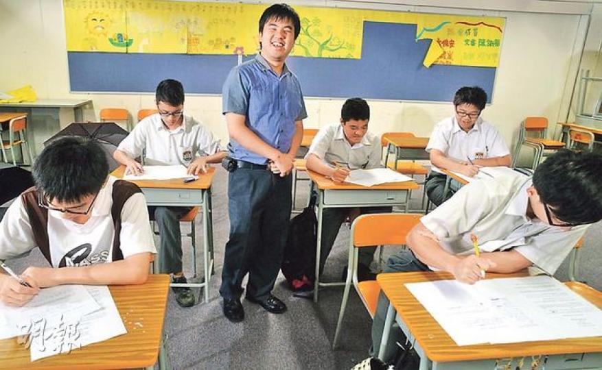 Billy sir（中）愛用熱爆時事教英文，令學生更投入，加上他教學時輕鬆、沒架子，學生都視他為朋友。 （劉焌陶攝）