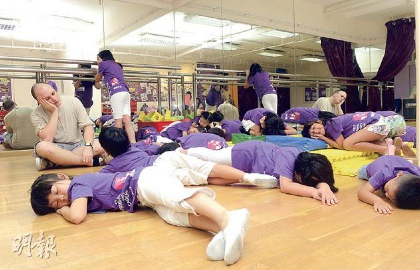 導師兼故事創作Daniel與小朋友們玩遊戲，跟大家齊扮睡覺。（攝影﹕林俊源、陳淑安）Edward（右）為是次演出的音樂總監，除了教授唱歌技巧，也在這次音樂劇中負責挑選及改編適合小朋友演繹的百老匯歌曲。（攝影﹕林俊源、陳淑安）小朋友分組跟導師Emi綵排舞蹈。（攝影﹕林俊源、陳淑安）