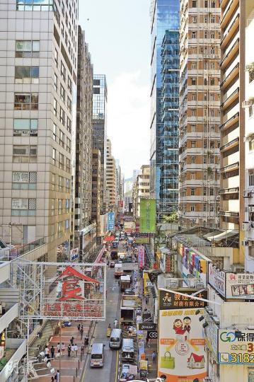 旺角西洋菜南街舖王集中,吸引大批本地青年客及自由行客。(葉家豪攝) 旺角西洋菜南街舖王集中,吸引大批本地青年客及自由行客。(葉家豪攝)
