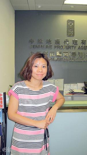 中原項目部(中國及海外)項目策劃經理陳淑芬在其著作《港幣50萬做美國業主》(下圖)中指出,投資美國房地產前應做足功課才好入市,並指可在網上找到當地房產相關數據。(葉浩霖攝) 中原項目部(中國及海外)項目策劃經理陳淑芬在其著作《港幣50萬做美國業主》(下圖)中指出,投資美國房地產前應做足功課才好入市,並指可在網上找到當地房產相關數據。(葉浩霖攝)