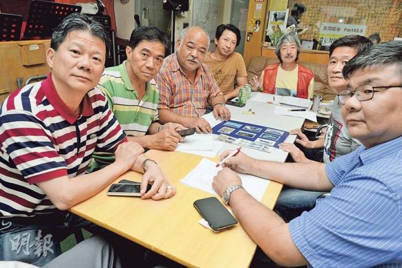 保釣行動委員會前晚開會商討出海再闖釣魚島行動,召集人兼啟豐二號船主羅堪就(右三)、成員曾健成(左三)、麥國風(左一)、古桂耀(右一)等出席會議,該會計劃今日會交代詳情。(葉家豪攝) 保釣行動委員會前晚開會商討出海再闖釣魚島行動,召集人兼啟豐二號船主羅堪就(右三)、成員曾健成(左三)、麥國風(左一)、古桂耀(右一)等出席會議,該會計劃今日會交代詳情。(葉家豪攝)
