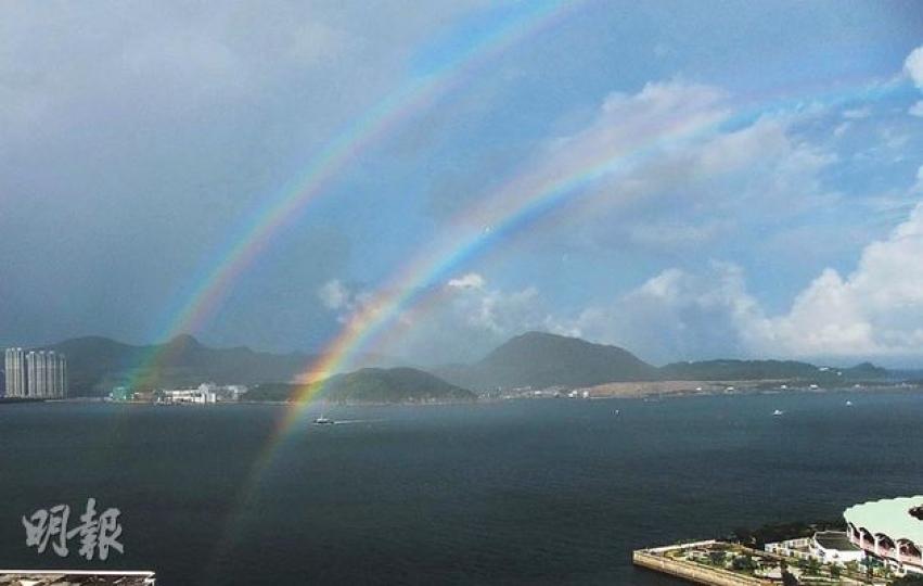 昨日本港上空一度出現雙彩虹美景,彩虹於港島及九龍區可見,圖為港島小西灣拍得的彩虹景象。(張景寧攝) 昨日本港上空一度出現雙彩虹美景,彩虹於港島及九龍區可見,圖為港島小西灣拍得的彩虹景象。(張景寧攝)