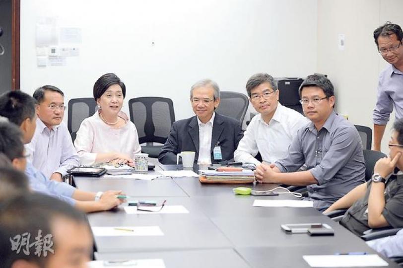 行會召集人林煥光(右三)昨與民主黨成員會面約兩小時。據悉,林在席間亦談及「佔中」,他稱社會直接商討政改方案較有建設性。(葉家豪攝) 行會召集人林煥光(右三)昨與民主黨成員會面約兩小時。據悉,林在席間亦談及「佔中」,他稱社會直接商討政改方案較有建設性。(葉家豪攝)