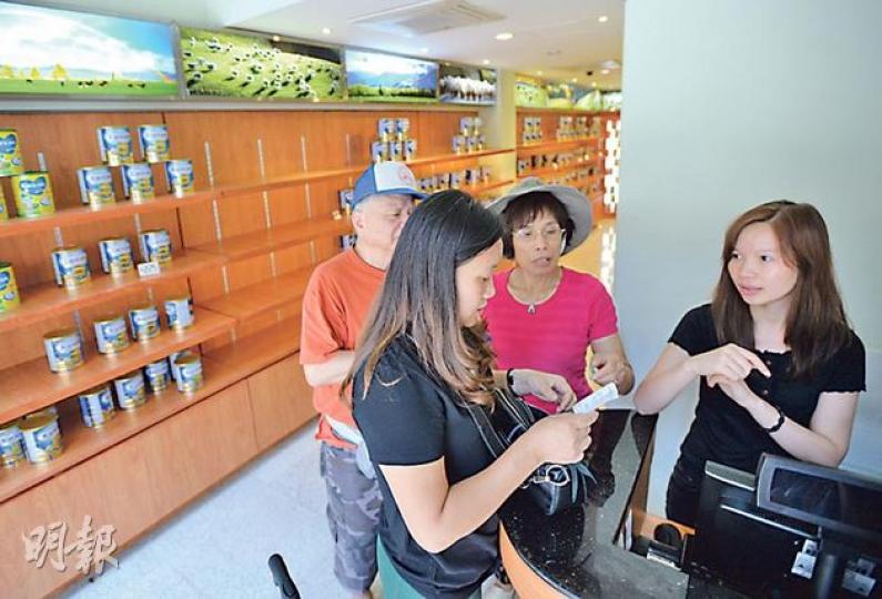 內地媽媽陳女士(前左)在佛山家中囤積30多罐在港購買的可瑞康(Karicare)金裝加強2號奶粉,昨日她與家人到佐敦「紐西蘭奶業」門市打算退回從藥房購買的奶粉,惟職員(前右)表示只會回收從該店門市售出的奶粉。(盧翊銘攝) 內地媽媽陳女士(前左)在佛山家中囤積30多罐在港購買的可瑞康(Karicare)金裝加強2號奶粉,昨日她與家人到佐敦「紐西蘭奶業」門市打算退回從藥房購買的奶粉,惟職員(前右)表示只會回收從該店門市售出的奶粉。(盧翊銘攝)
