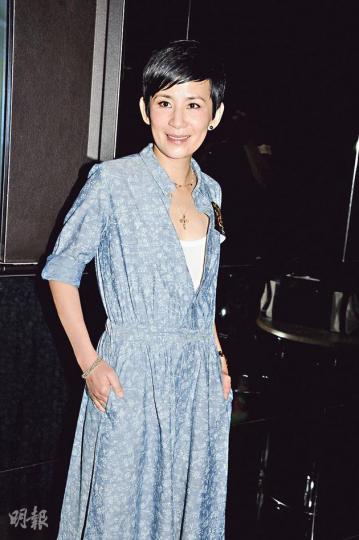 吳君如揚言受張家輝感染入魔,希望練出肌肉身形。(攝影:梁迺楠、孫華中)張家輝(中)狂操朱古力肌演出新片,好友梁家輝(左)及鍾鎮濤(右)來分享他的成果。(攝影:梁迺楠、孫華中)邱淑貞自認很累,不會再生小孩。(攝影:梁迺楠、孫華中)上山安娜(左起)、范姜、杜德偉與太太Ice難得聚頭,肯定雞啄唔斷。(攝影:梁迺楠、孫華中)曾志偉來撐場之餘,更作出打拳狀甫士幫忙宣傳,這個好友認真抵惜。(攝影:梁迺楠、孫華中) 吳君如揚言受張家輝感染入魔,希望練出肌肉身形。(攝影:梁迺楠、孫華中)張家輝(中)狂操朱古力肌演出新片,好友梁家輝(左)及鍾鎮濤(右)來分享他的成果。(攝影:梁迺楠、孫華中)邱淑貞自認很累,不會再生小孩。(攝影:梁迺楠、孫華中)上山安娜(左起)、范姜、杜德偉與太太Ice難得聚頭,肯定雞啄唔斷。(攝影:梁迺楠、孫華中)曾志偉來撐場之餘,更作出打拳狀甫士幫忙宣傳,這個好友認真抵惜。(攝影:梁迺楠、孫華中)