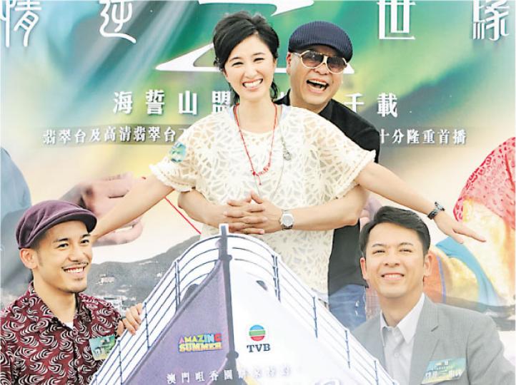 歐陽震華與關詠荷擺出經典的《鐵達尼號》甫士,沈震軒及郭政鴻從旁協調,效果搞笑多過浪漫。(攝影/記者:梁榮達) 歐陽震華與關詠荷擺出經典的《鐵達尼號》甫士,沈震軒及郭政鴻從旁協調,效果搞笑多過浪漫。(攝影/記者:梁榮達)