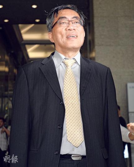 助理路政署長曾景文在判刑後大步踏出法院正門，未有像以往經停車場「秘道」離開，更露出罕有笑容。他未有回應傳媒提問，僅表示多謝家人、朋友及親戚，特別是妻子。（盧翊銘攝）前發展局長麥齊光得悉被判緩刑後如釋重負，邊走邊笑，他感謝家人朋友等給予的信任和支持，令他有力量渡過這一年，又感謝曾景文一直與他並肩。他在短暫回應傳媒提問後登上座駕離開。（盧翊銘攝）