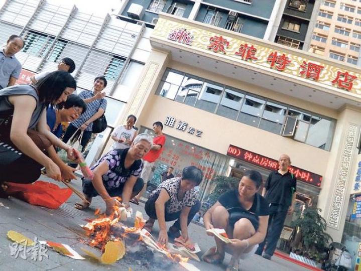 死者吳海欣的家人昨日傍晚在深圳其輕生的酒店外拜祭,各人傷心不已,左一為吳母。(林耀華攝) 死者吳海欣的家人昨日傍晚在深圳其輕生的酒店外拜祭,各人傷心不已,左一為吳母。(林耀華攝)