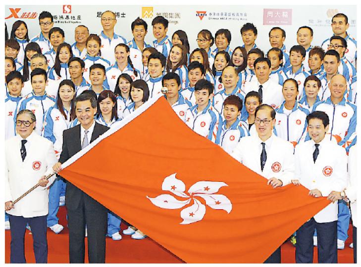 梁振英（前排左二）出席全運會香港區代表團授旗儀式，左一為霍震霆，右二為曾德成。（李澤彤攝）